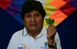 L'ancien président de la Bolivie (2006-2019), Evo Morales, tient des feuilles de coca lors d'une réunion avant le vote au second tour de l'élection présidentielle à Villa 14 de Septiembre, dans le Chapare, département de Cochabamba, en Bolivie, le 19 octobre 2025