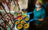 Distribution de repas dans le cadre du projet communautaire Quisicuaba, le 1er novembre 2021 Ă La Havane, Ă Cuba