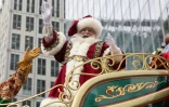 Sur cette photo du 25 novembre 2021, un père Noël mène le célèbre défilé du magasin Macy's pour la fête de Thanksgiving à New York.
