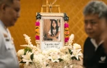 Un portrait de Naphat Chaima posé devant le cercueil de cette écolière de 12 ans, l'une des huit victimes de la fusillade survenue dans une école en Thaïlande, le 9 août 2026 dans un temple de Nonthaburi, au nord de Bangkok