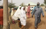 Des parents arrivent au pensionnat de Jangede, dans le Nord-Ouest du Nigeria, le 26 février 2021, après l'enlèvement de plus de 300 élèves par des hommes armés