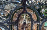 Image satellite diffusĂ©e par Vantor montrant une foule nombreuse rassemblĂ©e place Azadi Ă TĂ©hĂ©ran, le 6 juillet 2026, lors du cortĂšge funĂšbre de l'ancien guide suprĂȘme iranien Ali Khamenei