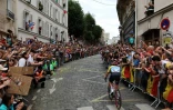 Le Belge Remco Evenepoel s'échappe dans les rues de Montmartre lors de la course en ligne hommes des Jeux olympiques de Paris le 3 août 2024
