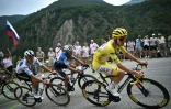 Tadej Pogacar (droite) sur le parcours de la 19e étape du Tour de France, le 19 juillet 2024 dans les Alpes françaises