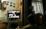 Une Cubaine regarde un discours télévisé du président Miguel Diaz-Canel lors de la troisième session extraordinaire de l'Assemblée nationale du pouvoir populaire de Cuba, le 18 juin 2026 à La Havane