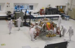Dans la grande "salle blanche" stérile du JPL à Pasadena (Californie), des ingénieurs s'affairent autour du module qui doit poser le rover Mars 2020 à la surface de la planète rouge en février 2021