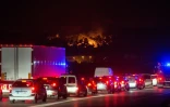 Des véhicules bloqués le 10 août 2016 sur l'autoroute près de Vitrolles en raison des incendies qui font rage dans les Bouches-du-Rhône