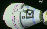 La capsule spatiale de Boeing, Starliner, à quelques mètres de la Station spatiale internationale, lors d'un vol d'essai non habité le 20 mai 2022
