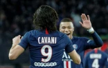 L'attaquant du Paris-SG, Kylian Mbappé, félicite son homologue, l'Uruguyen Edinson Cavani pour son but face à Lyon, en Ligue 1, au Parc des Princes, le 9 février 2020