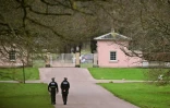 Des policiers devant l'entrée du Royal Lodge, l'ancienne résidence de l'ex-prince Andrew où des investigations se poursuivent le 20 février 2026