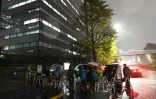 Des journalistes attendent devant le parquet de Tokyo après l'annonce de l'audition de Carlos Ghosn le 19 novembre 2018