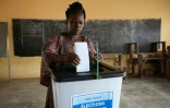 Une électrice vote à Lomé lors des élections législatives au Togo le 29 avril 2024