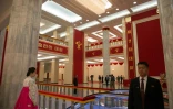 Une hôtesse et un agent de sécurité au Palais du 25 Avril où se tient le congrès du Parti des travailleurs à Pyongyang, le 9 mai 2016