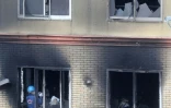 La police et les pompiers inspectent le studio d'animation incendié à Kyoto le 19 juillet 2019