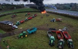 Vue aérienne d'un départ de feu lors d'un blocus d'agriculteurs au niveau de l'autoroute A84, le 5 janvier 2026 à Poilley dans la Manche
