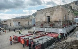 Des ouvriers déplacent les restes d'une mosquée ayyoubide du 14e siècle à Hasankeyf, dans le sud-est de la Turquie, le 13 décembre 2018