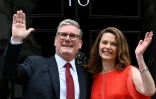 Le nouveau Premier ministre britannique Keir Starmer et sa femme Victoria, devant le 10, Downing Street à Londres, le 5 juillet 2024, au lendemain des législatives