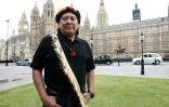 Davi Kopenawa devant le Parlement britannique, le 10 juin 2009 à Londres