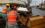 Des membres de la garde nationale évacuent des gravats après le passage de l'ouragan Maria, le 2 octobre 2017 à Humacao, à Porto Rico
