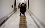 L'équipe du sénateur républicain Pat Toomey transporte des caisses entières de chocolats Hershey's dans les couloirs du Sénat américain, le 24 janvier 2020, pendant le procès en destitution de Donald Trump.