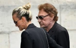 Laetitia et Johnny Hallyday lors des obsèques de l'actrice Mireille Darc à l'église Saint-Sulpice à Paris, le 1er septembre 2016