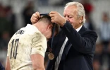 Bill Beaumont, le président de World Rugy, remet une médaille à Owen Farrell, ouvreur et capitaine de l'équipe d'Angleterre qui a battu l'Argentine 26-23 dans le match pour la troisième place du Mondial de rugby le 27 octobre 2023 au Stade de France