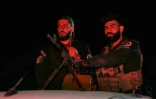 Des membres des forces de sécurité syriennes à un poste de contrôle à l'entrée de Jaramana, près de Damas, après des violences confessionnelles entre groupes armés liés au pouvoir et combattants druzes, le 2 mai 2025 