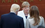 La chancellière allemande Angela Merkel discute avec le président américain Donald Trump et son épouse Melania, le 26 mai 2017 dans le théâtre antique de Taormina, en Sicille