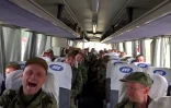 Une image diffusée par le ministère russe de la Défense montre des prisonniers de guerre libérés par l'Ukraine dans le cadre d'un échange, le 23 mai 2025