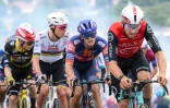 Kévin Vauquelin ouvre la route notamment devant Tadej Pogacar, en troisième position, et Jonas Vingegaard juste derrière lui, peu avant l'arrivée de la 2e étape du Tour de France à Boulogne-sur-Mer, le 6 juillet 2025