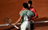 Accolade entre Novak Djokovic et Carlos Alcaraz à l'issue de leur demi-finale, le 9 juin 2023 à Roland-Garros 