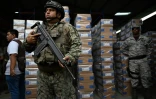 Un soldat équatorien monte la garde devant du matériel électoral avant sa distribution pour la présidentielle à Guayaquil, le 12 avril 2025
