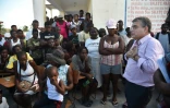 Mourad Wahba, le coordonnateur humanitaire de la Minustah, s'adresse aux sinistrés de l'ouragan Matthew qui occupent le lycée Jean-Claudy Museau, le 16 novembre 2016 aux Cayes, en Haïti