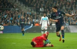 L'attaquant parisien Edinson Cavani bat de près le gardien Yohann Pelé de Marseille pour le 2e but du PSG, le 26 février 2017 au Vélodrome