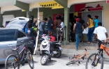 Des gens pillent un magasin le 7 septembre 2017 dans Quartier-d'Orleans à Saint-Martin après la passage d'Irma
