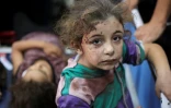 Des enfants blessés lors d'une opération israélienne dans le camp de réfugiés de Jabalia, dans le centre de la bande de Gaza, attendent d'être soignés à l'hôpital arabe Al-Ahli, dans la ville de Gaza, le 21 octobre 2024