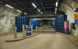 Les portes massives d'un parking qui peut servir d'abri anti-bombardements, le 27 mars 2025 à Helsinki, la capitale finlandaise