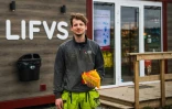 Lucas Edman, technicien, devant un magasin Lifvs, le 6 mai 2021 à Veckholm, en Suède