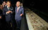 Le roi Charles III (D) et le président français Emmanuel Macron (G) devant la tapisserie de Bayeux au British Museum de Londres, le 2 septembre 2026 