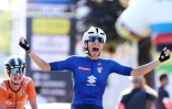 La joie de l'Italienne Elisa Balsamo, championne du monde sur route après avoir devançé au sprint la Néerlandaise Marianne Vos, le 25 septembre 2021 à Louvain