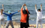 Des femmes libyennes pratiquent des exercices de yoga sur une plage de Tripoli, le 14 avril 2016