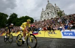 Tadej Pogacar (D) et Wout Van Aert devant la basilique du Sacré-Coeur lors de la dernière étape du Tour de France, à Paris, le 27 juillet 2025