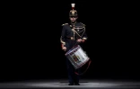 Un militaire ouvre le défilé Celine à Paris, lme 28 septembre 2018