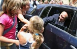 Le président Jacques Chirac salue des personnes le 8 août 2005 après avoir assisté à l'office religieux dominical en l'église de Bormes-les-Mimosas en compagnie de son épouse Bernadette.
