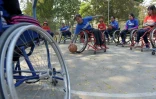 Des joueuses cambodgiennes de basket-ball en fauteuil roulant à l'entraînement le 18 février 2016 à Battambang