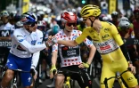 L'Allemand Florian Lipowitz (G) avec Jonas Vingegaard (C) et Tadej Pogacar au départ de la dernière étape du Tour de France, à Mantes-la-Ville, le 27 juillet 2025