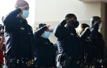 Des policiers saluent le cercueil de George Floyd à son arrivée à l'église Fountain of Praise à houston, le 9 juin 2020