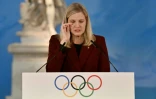 La présidente du Comité international olympique Kirsty Coventry est submergée par l'émotion pendant son discours lors de la cérémonie d'allumage de la flamme olympique des Jeux d'hiver 2026 à Milan-Cortina, à Olympie le 26 novembrer 2025
