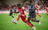 Le Monégasque Lamine Camara et le Marseillais Faris Moumbagna au duel lors du match de la 2e journée de Ligue 1 entre Monaco et l'OM au stade Louis-II le 30 août 2026