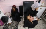 Des mères palestiniens et leurs enfants souffrant de malnutrition attendent des soins à l'hôpital Nasser de Khan Younès, dans le sud de la bande de Gaza, le 24 juillet 2025